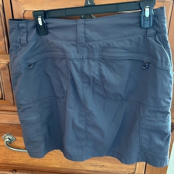 L.L. Bean Women’s gray skort, size large. Waist measures 16 inches. - Picture 4 of 6